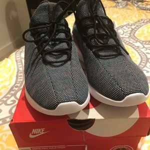 NIB - Women’s Nike Viale Prem shoes